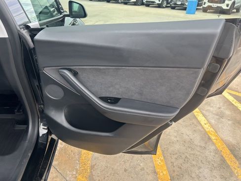 Used 2021 Tesla Model Y Long Range image 12