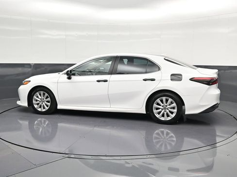 Used 2019 Toyota Camry LE FWD image 8