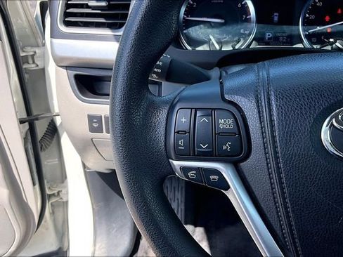 Used 2015 Toyota Highlander LE AWD/4WD image 16