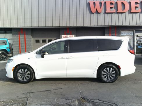 Used 2024 Chrysler Pacifica Select image 3