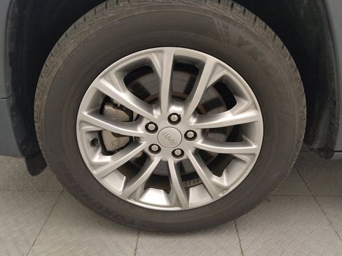 Used 2021 Jeep Cherokee Latitude Plus FWD image 31