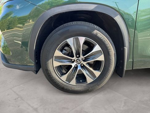 Used 2023 Toyota Highlander XLE AWD/4WD image 14