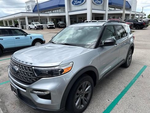 Used 2022 Ford Explorer XLT w/ Equipment Group 202A AWD/4WD image 3