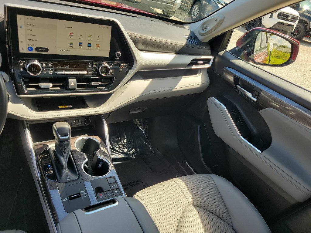 Used 2023 Toyota Highlander Platinum FWD image 28