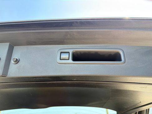 Used 2023 Toyota Highlander XLE AWD/4WD image 17