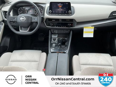 Used 2025 Nissan Rogue SV FWD image 15
