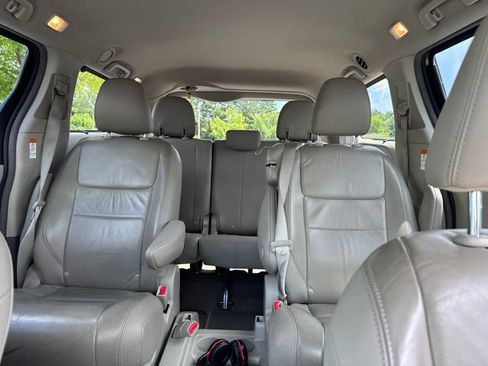 Used 2018 Toyota Sienna XLE w/ XLE Navigation Package FWD image 10