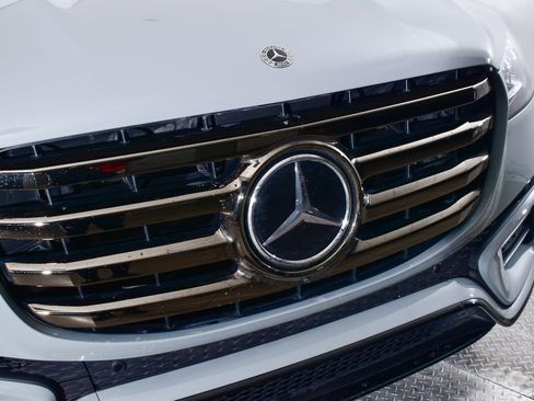 Used 2025 Mercedes-Benz GLS 450 4MATIC image 9