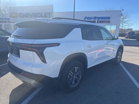 Certified 2025 Chevrolet Traverse LT image 3