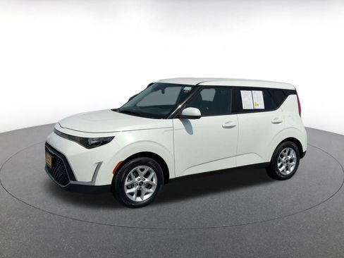 Used 2025 Kia Soul LX w/ LX Technology Package FWD image 8