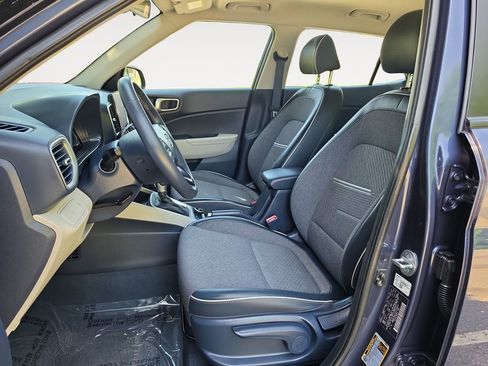 Used 2023 Hyundai Venue Limited FWD image 9