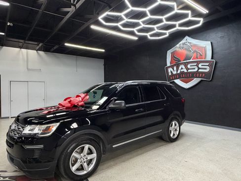 Used 2018 Ford Explorer XLT FWD image 2