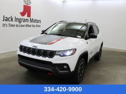 Used 2025 Jeep Compass Trailhawk AWD/4WD image 1