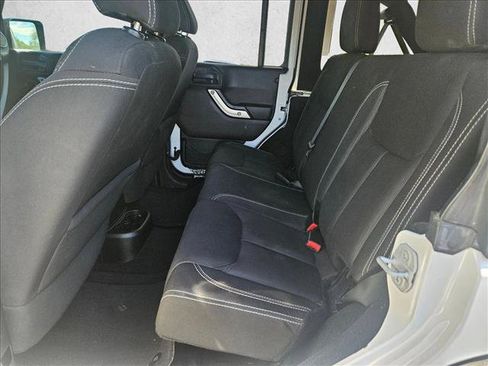 Used 2015 Jeep Wrangler Unlimited Rubicon w/ Connectivity Group AWD/4WD image 17
