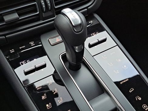 Certified 2025 Porsche Macan AWD/4WD image 33