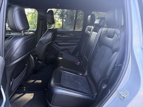 Used 2024 Jeep Grand Cherokee Altitude AWD/4WD image 12