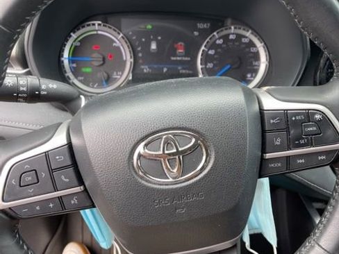 Used 2023 Toyota Highlander LE AWD/4WD image 2
