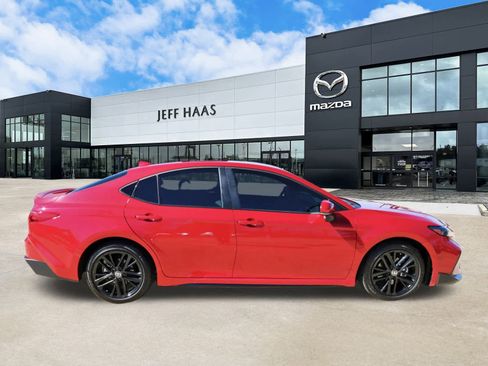 Used 2025 Toyota Camry SE image 5