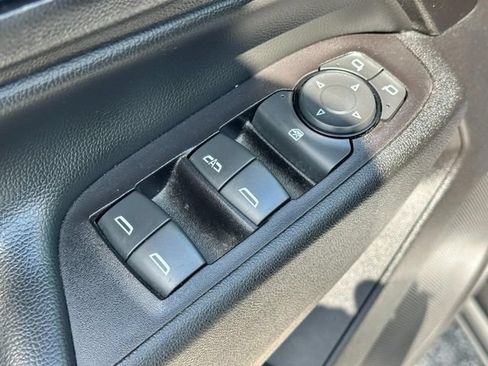 Used 2018 Chevrolet Equinox LT FWD image 16