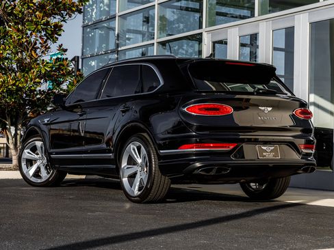 Used 2022 Bentley Bentayga image 3