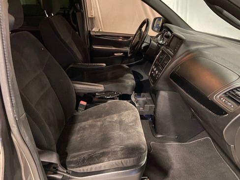 Used 2018 Dodge Grand Caravan SE image 26