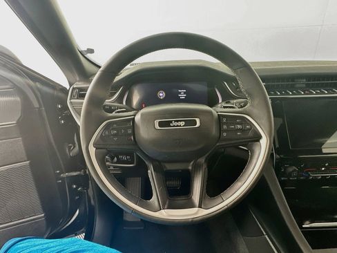 Used 2023 Jeep Grand Cherokee Altitude AWD/4WD image 11