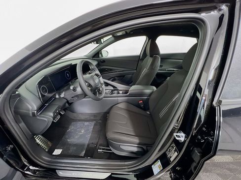Certified 2025 Hyundai Elantra SEL image 19