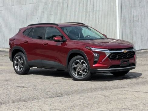 Used 2025 Chevrolet Trax LT FWD image 11