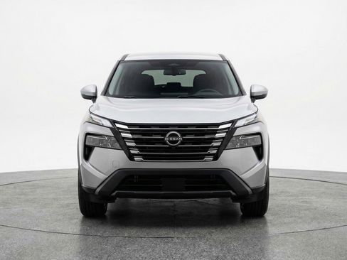 Used 2025 Nissan Rogue SV image 2