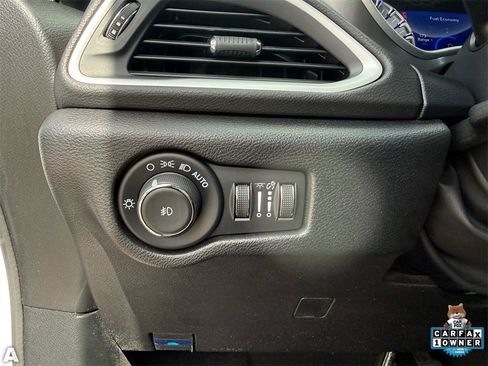 Certified 2025 Chrysler Pacifica Select image 14