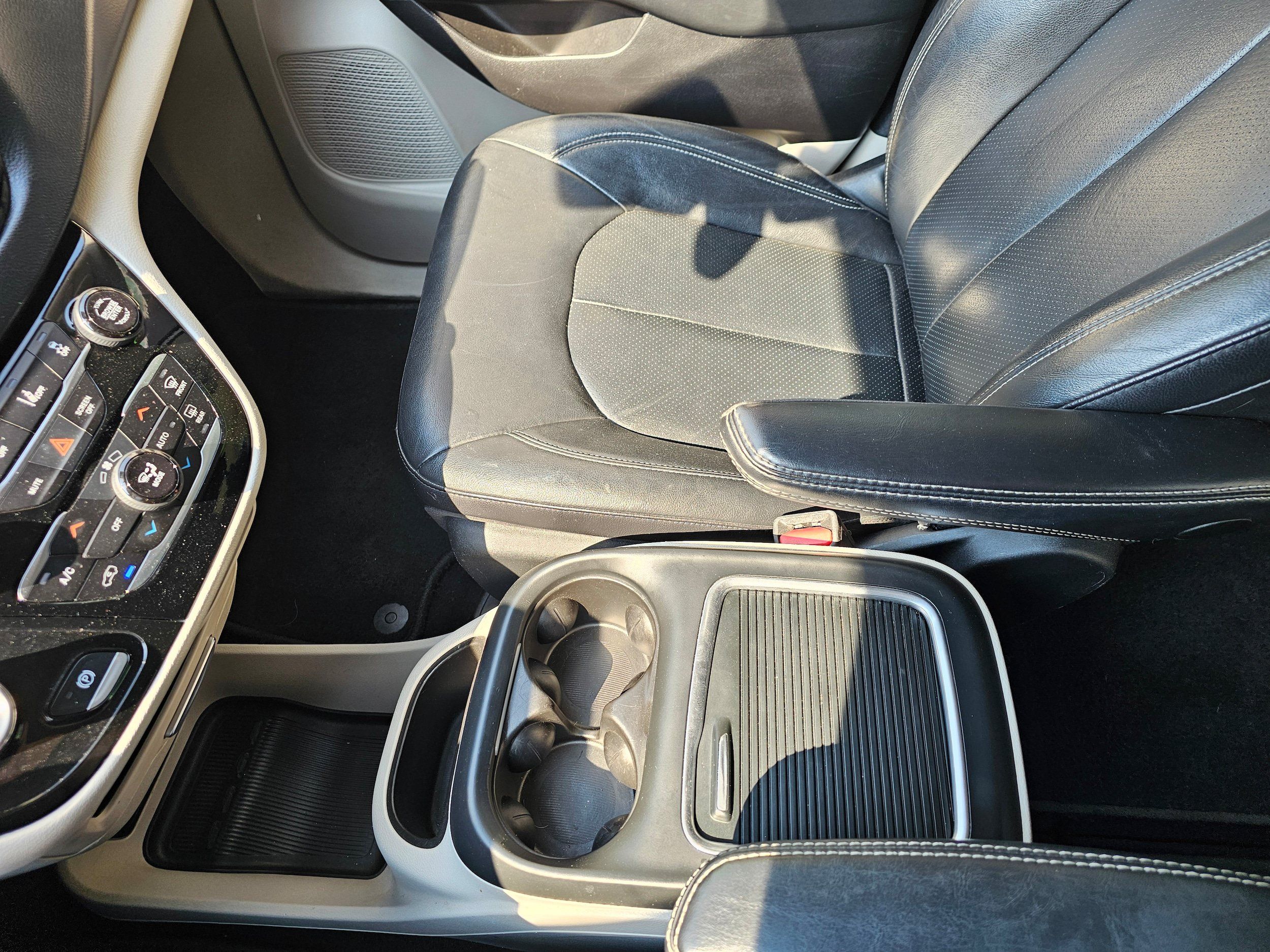 Used 2022 Chrysler Pacifica Touring-L FWD image 13