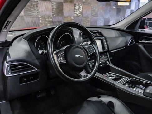 Used 2017 Jaguar F-PACE Premium image 3