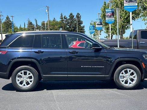 Used 2023 Jeep Grand Cherokee Limited w/ Trailer Tow Prep Group (B) AWD/4WD image 7