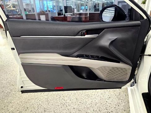 Used 2020 Toyota Camry SE image 25