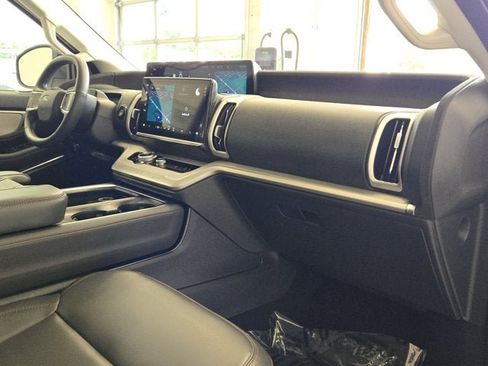Used 2025 Ford Expedition Active AWD/4WD image 4