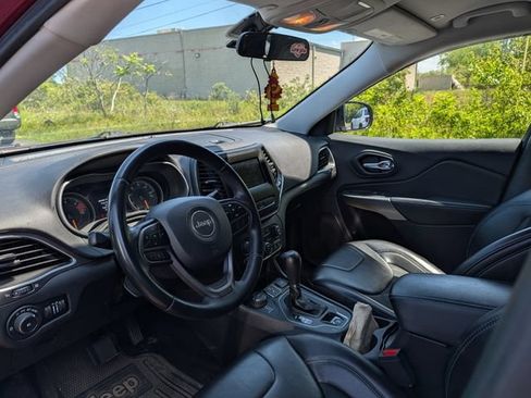 Used 2019 Jeep Cherokee Latitude Plus AWD/4WD image 13