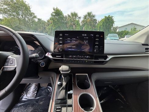 Used 2023 Toyota Sienna XLE FWD image 11