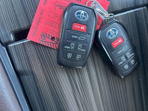 Used 2023 Toyota Sienna Platinum image 29