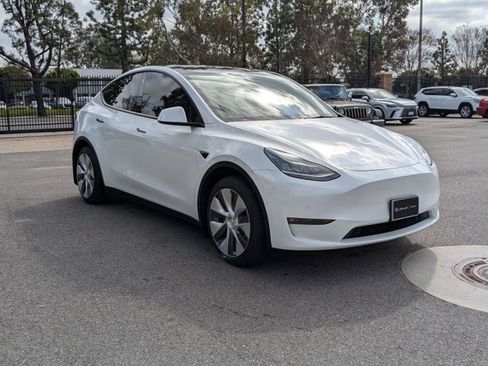 Used 2021 Tesla Model Y Long Range image 3