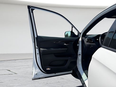 Used 2025 Honda Ridgeline Black Edition image 9