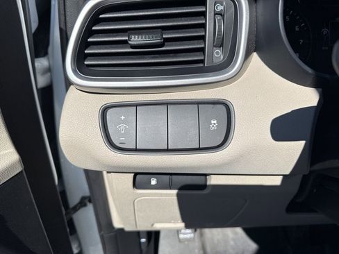 Used 2018 Kia Sorento LX image 11