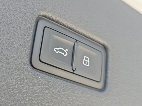 Used 2025 Audi Q8 Prestige image 12