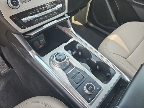 Used 2022 Ford Explorer XLT w/ Equipment Group 202A image 30