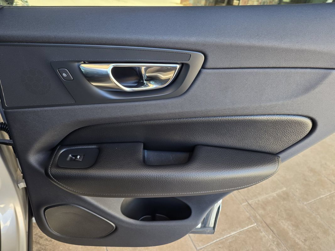 Used 2019 Volvo XC60 T6 Momentum w/ Multimedia Package AWD/4WD image 20