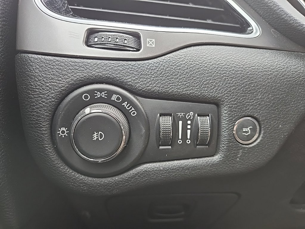 Used 2019 Jeep Cherokee Limited AWD/4WD image 21