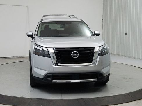 Used 2025 Nissan Pathfinder SL FWD image 3