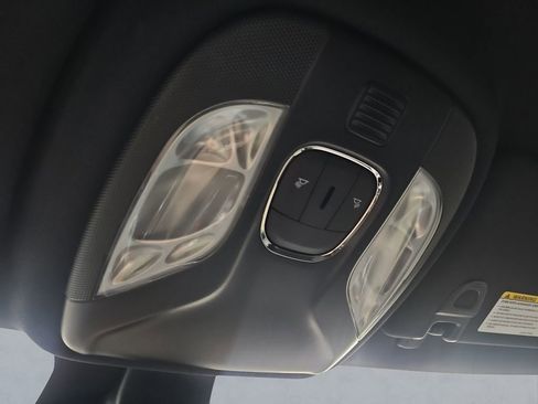 Certified 2025 Jeep Compass Latitude image 29