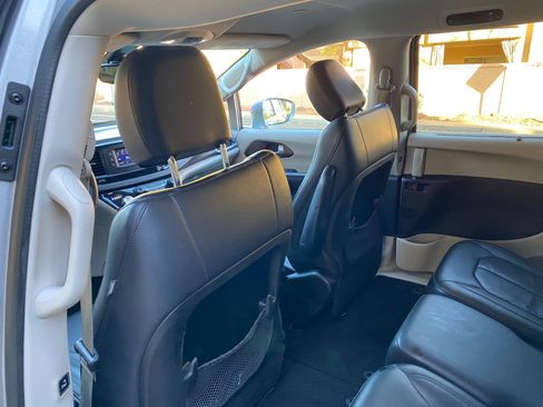 Used 2017 Chrysler Pacifica Touring-L image 33