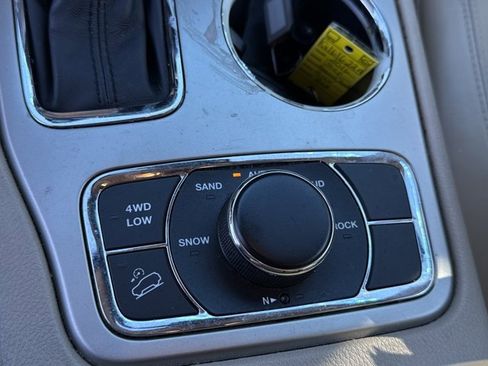 Used 2016 Jeep Grand Cherokee Limited w/ Luxury Group II image 29