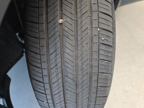 Used 2024 Volkswagen Tiguan SE image 34